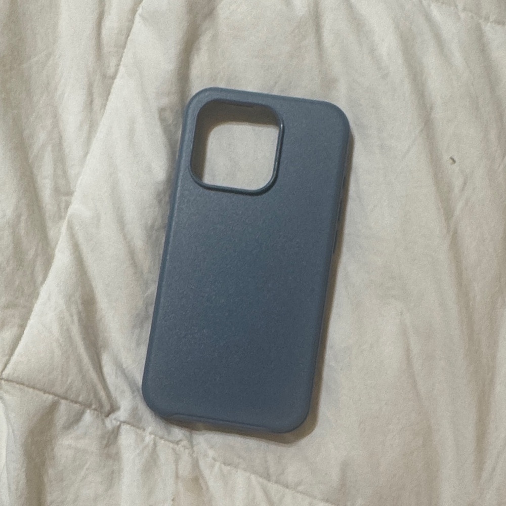 Blue OTTERBOX symmetry - iPhone 15 pro

Like new